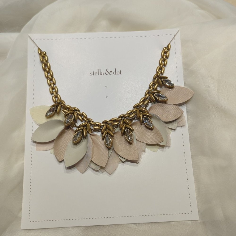 Stella and Dot Gold birdie necklace